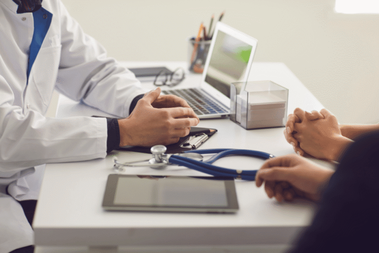 advogado consultando paciente em escritorio