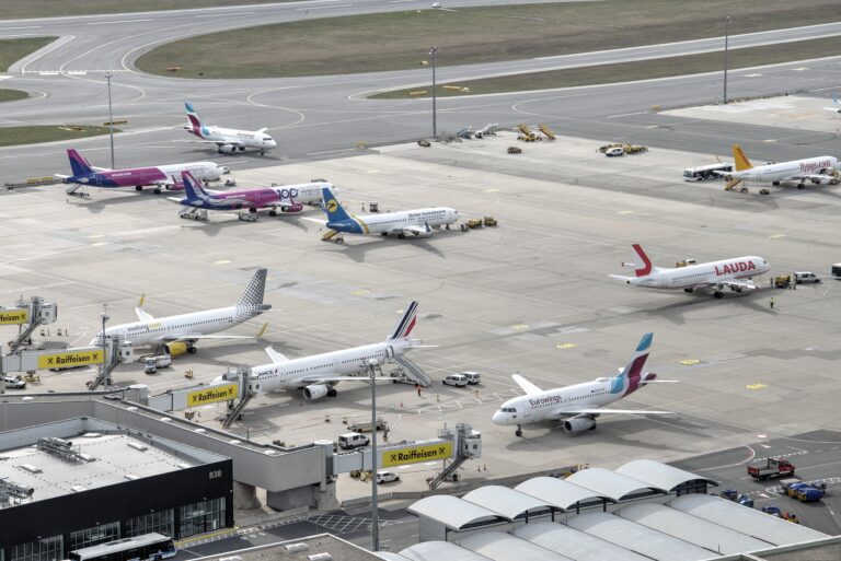 aeroporto com avioes de companhias aereas