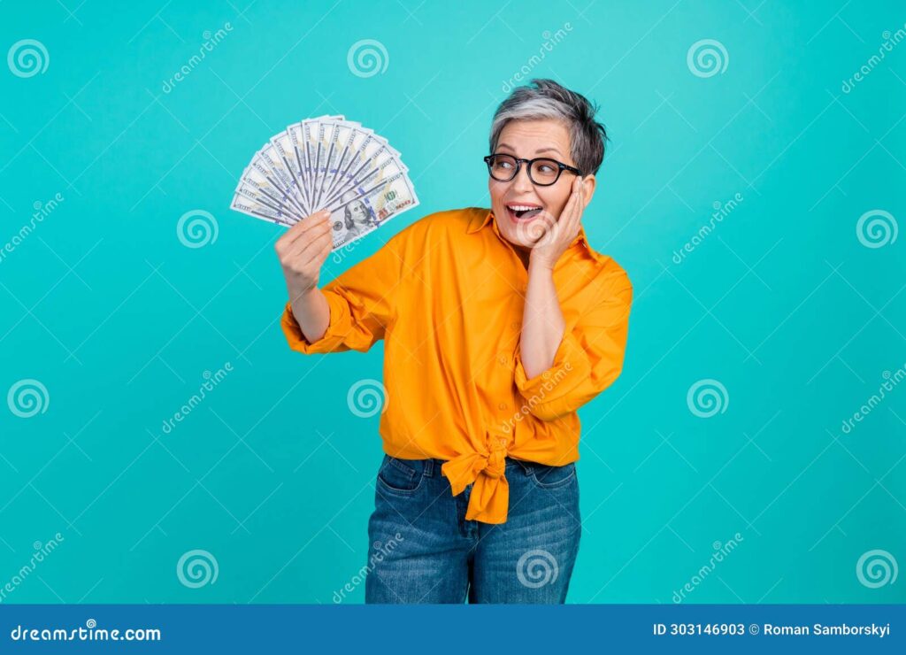 aposentados felizes recebendo pagamento
