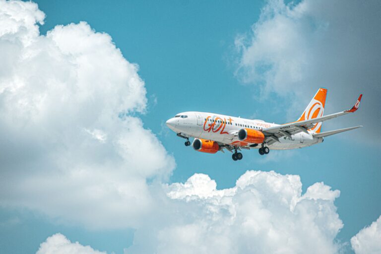 aviao da gol sobrevoando nuvens