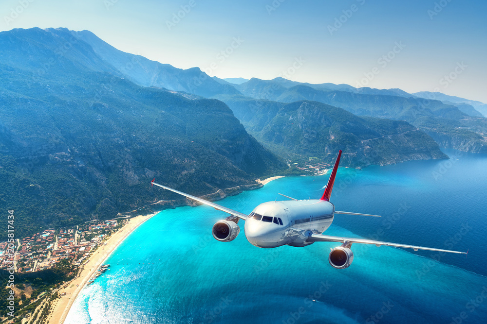 Como Comprar Passagens Usando Milhas na Gol de Forma Prática 1 aviao sobrevoando um destino turistico
