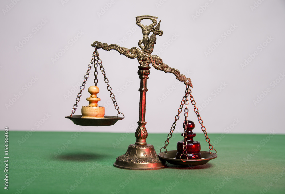 balanca da justica com simbolos de ma fe