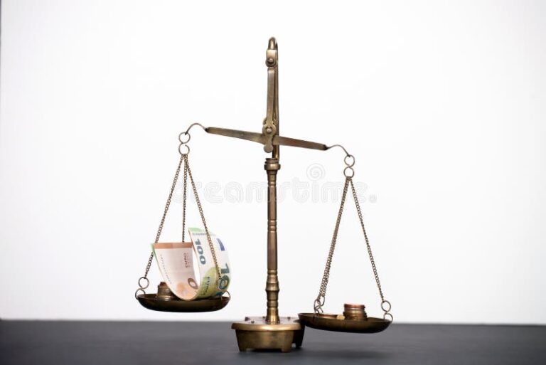 Quando a Reforma Tributária Começa a Valer e Quais Seus Impactos 38 balanca de justica com moedas e impostos