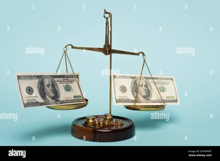 balancas da justica com moedas ao redor