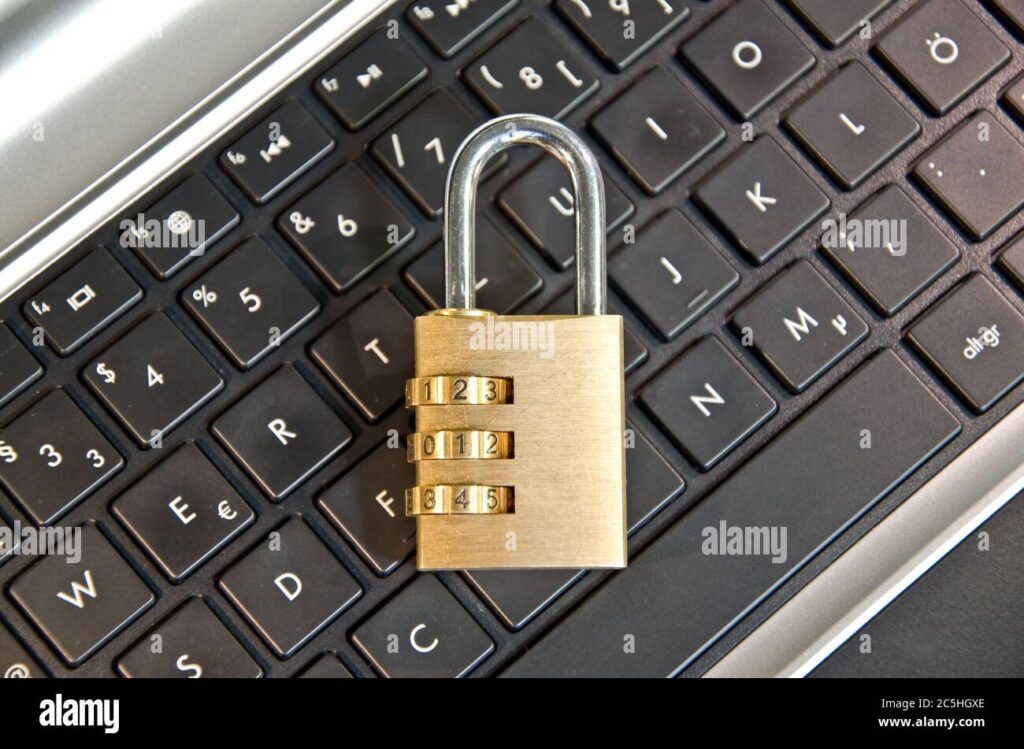 cadeado sobre um computador com dados