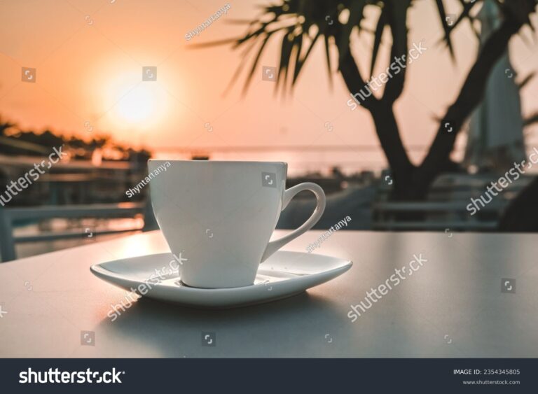 cafe ao amanhecer em uma mesa