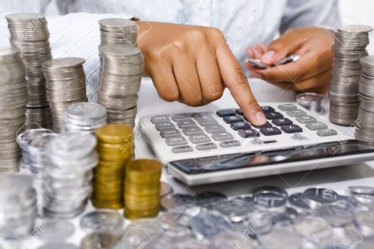 calculadora com notas e moedas ao redor 3
