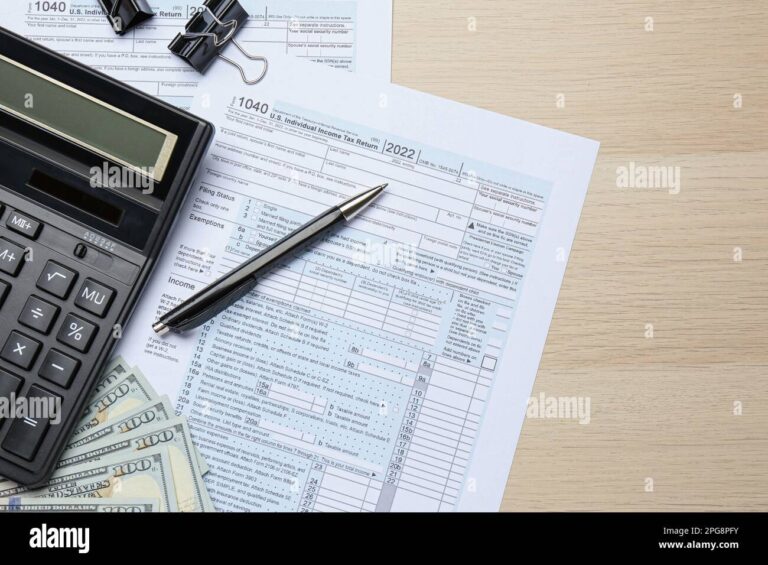 calculadora e documentos fiscais em mesa