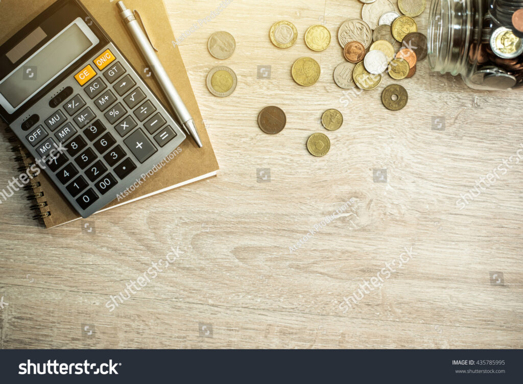 calculadora e moedas sobre uma mesa 1