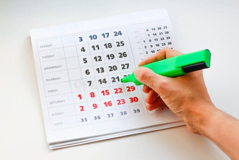 calendario com dias destacados e marcadores