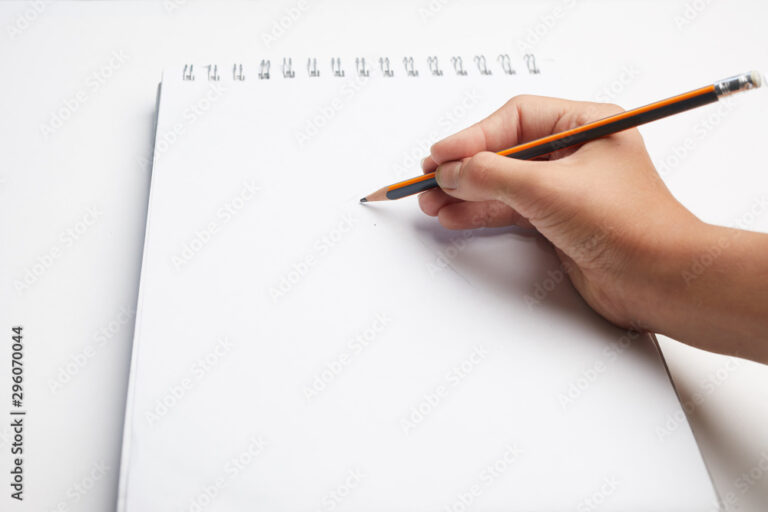 caneta escrevendo sobre um papel em branco