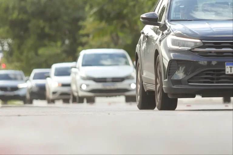carro com placa de ipva vencido