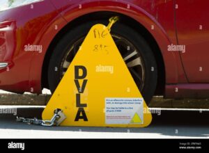 carro com sinal de alerta e impostos