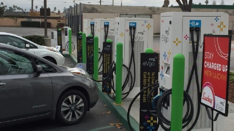 carro eletrico carregando em estacao publica