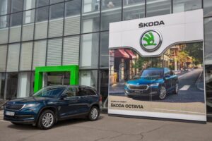 carro em frente a uma concessionaria moderna