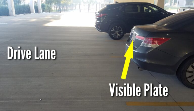 carro estacionado com placa visivel