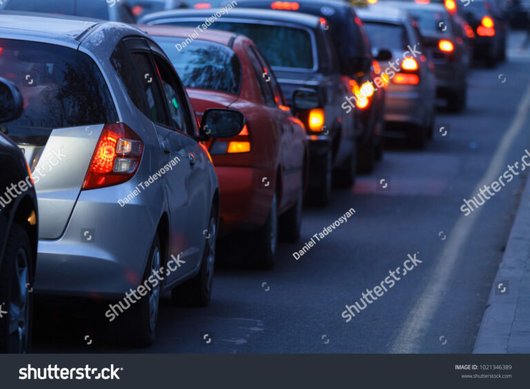 Como Consultar Multas de Trânsito em Minas Gerais 17 carro parado em uma rua movimentada