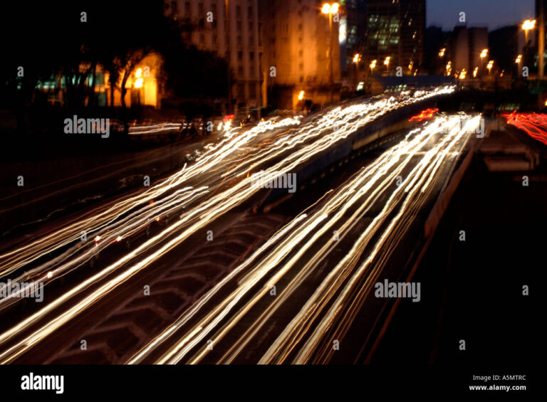 carros em fila na cidade de sao paulo