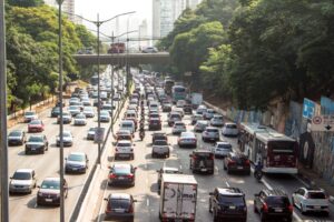 carros em uma estrada do rio de janeiro