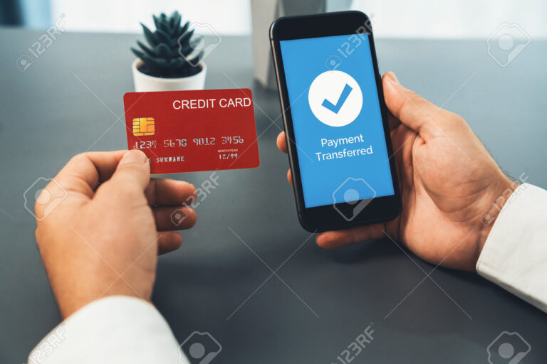 Quais Bancos Permitem Realizar Pix Usando Cartão de Crédito 44 cartao de credito e smartphone com pix