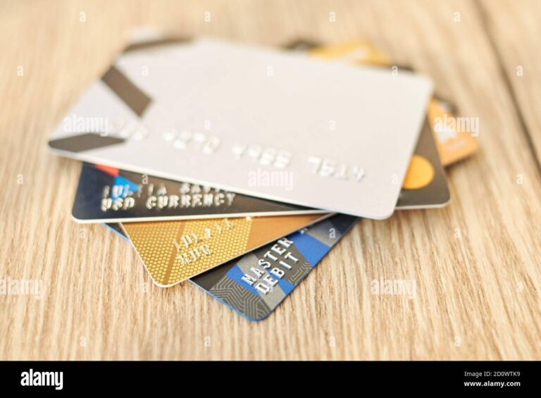 cartao de credito sobre uma mesa com dinheiro