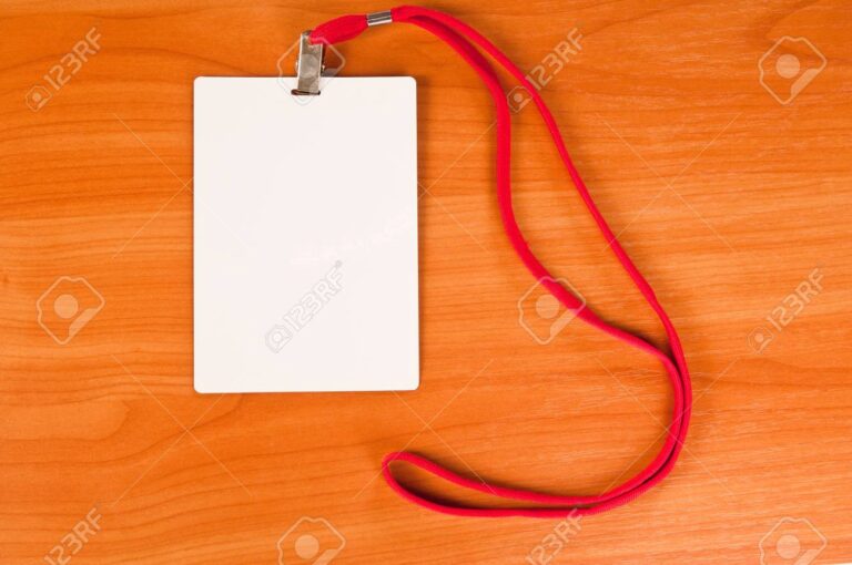carteira de identidade em cima de uma mesa
