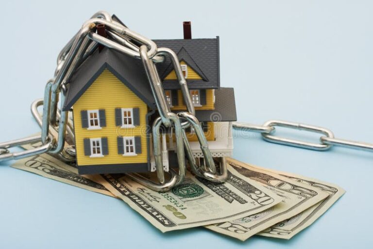 casa com cadeado e dinheiro ao redor