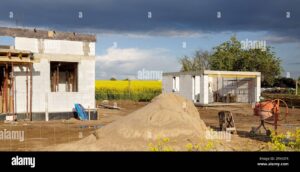 casa em construcao com terreno ao fundo