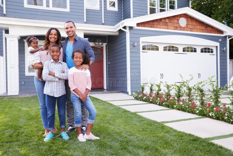 Qual é a Renda Mínima Necessária para Participar do Minha Casa Minha Vida 14 casa moderna com pessoas felizes