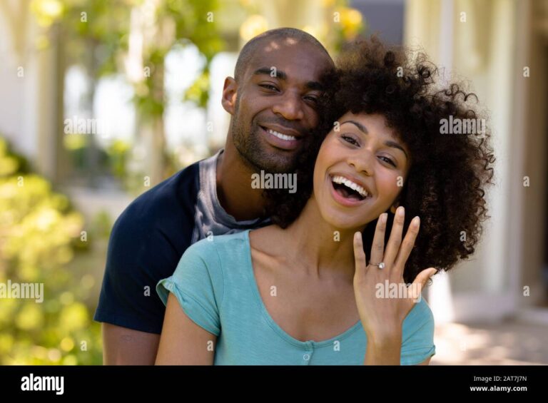 casal feliz com aneis de casamento 1