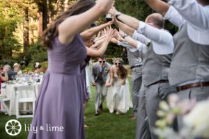 casal feliz saindo da cerimonia de casamento 1