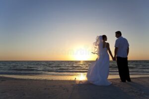 casal se casando na praia ao por do sol