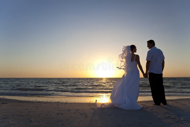 casal se casando na praia ao por do sol