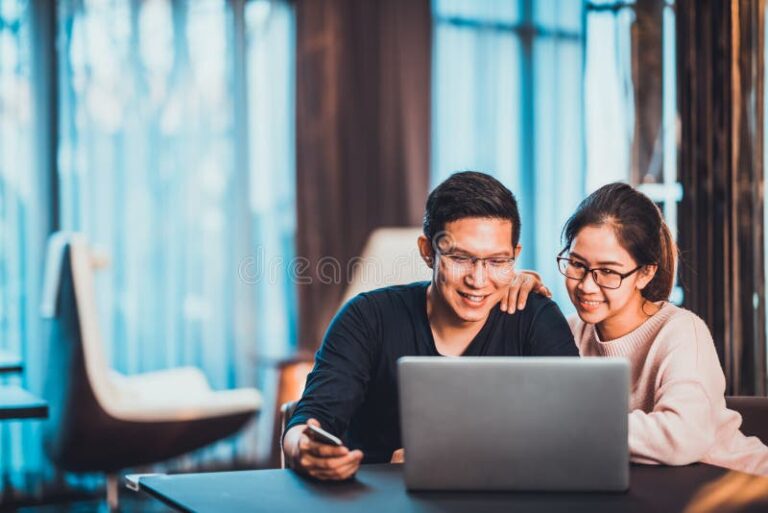 casal trabalhando junto em escritorio moderno