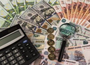 cedulas de dinheiro com calculadora ao fundo