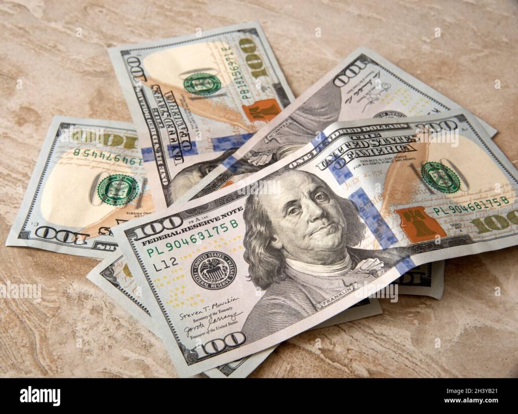 cedulas de dinheiro sobre uma mesa