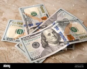 cedulas de dinheiro sobre uma mesa