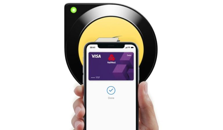 celular com aplicativo de pagamento aberto