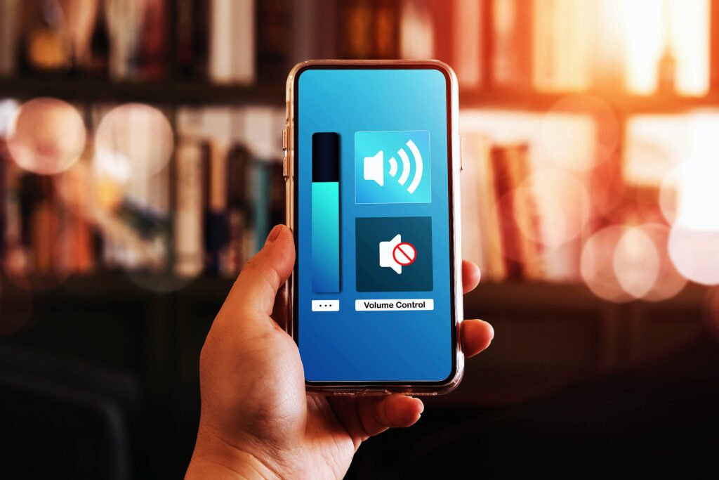 celular em maos refletindo tensao laboral