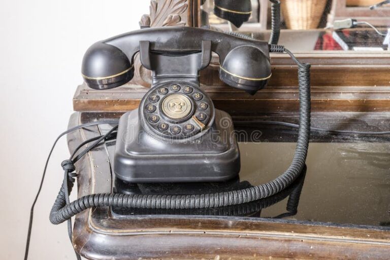 Quais celulares ficarão sem suporte ao WhatsApp em breve 33 celulares antigos empoeirados em uma prateleira