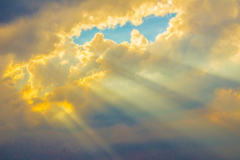ceu nublado com raios de sol