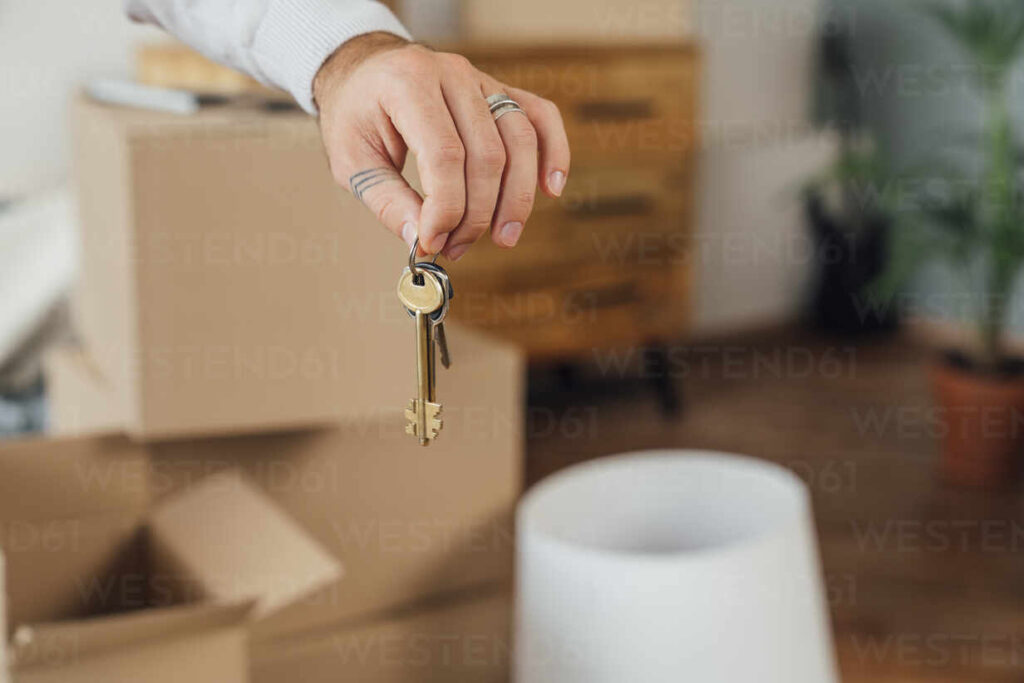 chave de casa em maos de jovem