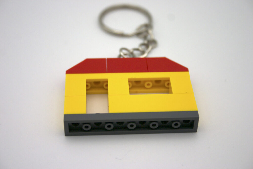 chave de casa sobre um fundo de tijolos