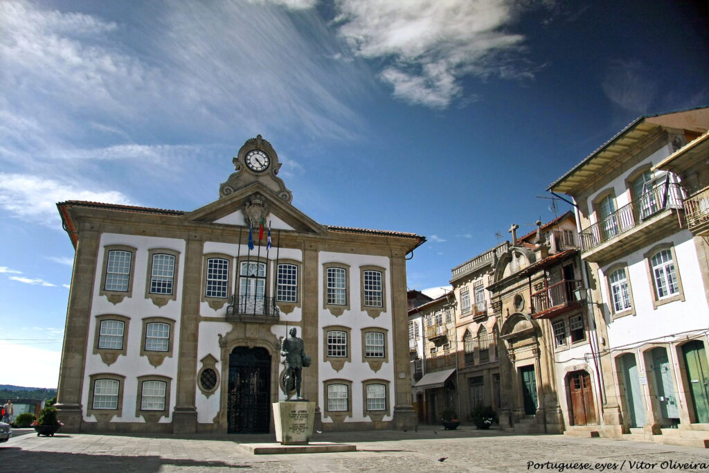 chaves e casa com bandeira do brasil