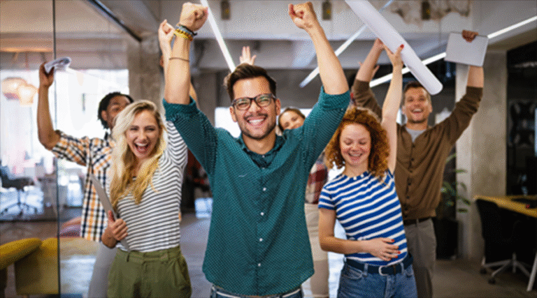 colaborador feliz saindo do trabalho