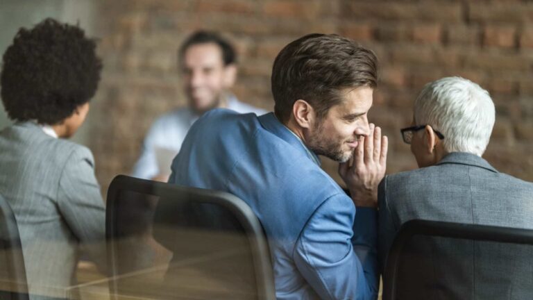 colegas de trabalho discutindo em segredo