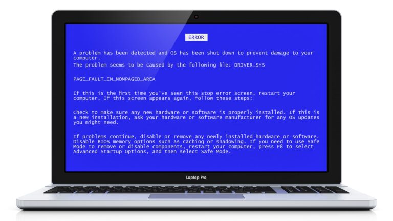 computador com tela de erro de software