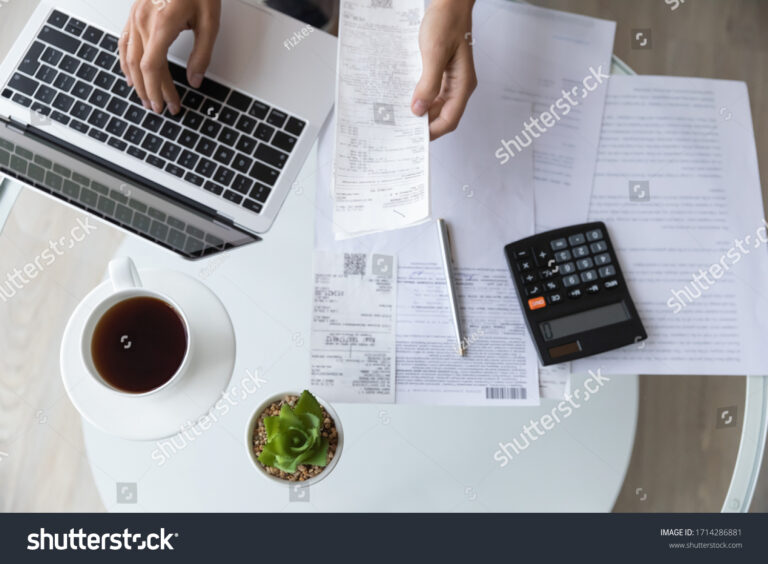 Como Transformar um Cupom Fiscal em Nota Fiscal Eletrônica 41 copo de papel com recibos e computador