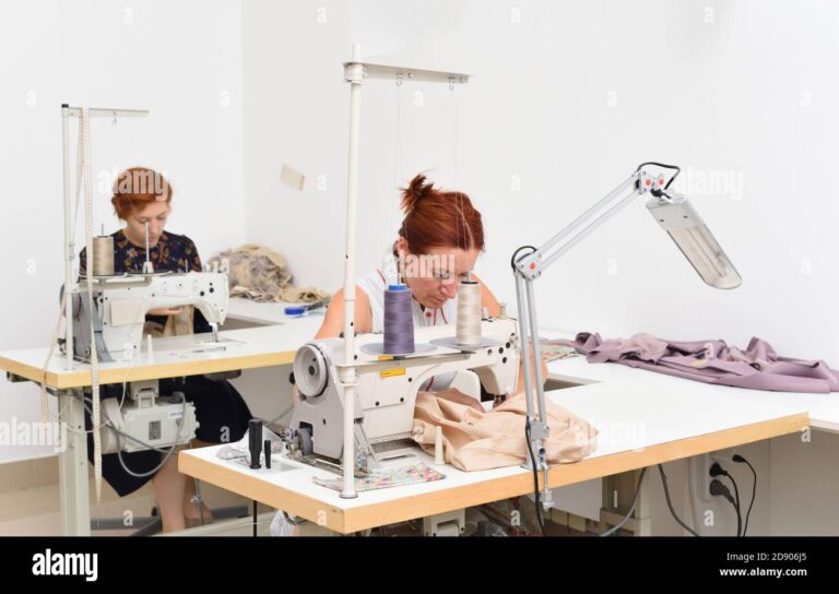 costureira trabalhando em atelier de costura