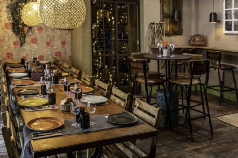 cozinha rustica de restaurante pequeno e acolhedor